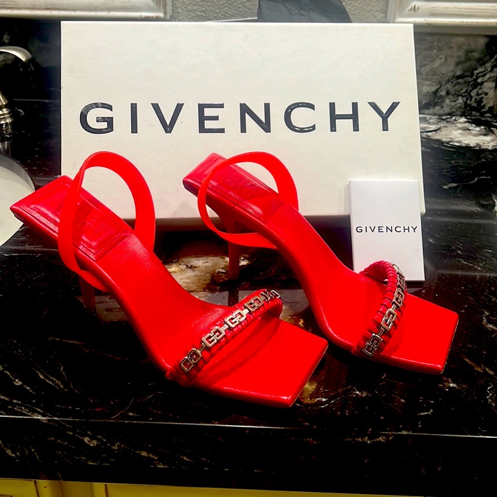 Givenchy. Brand new Givenchy Red heels. 90mm. Never worn. Size 39.